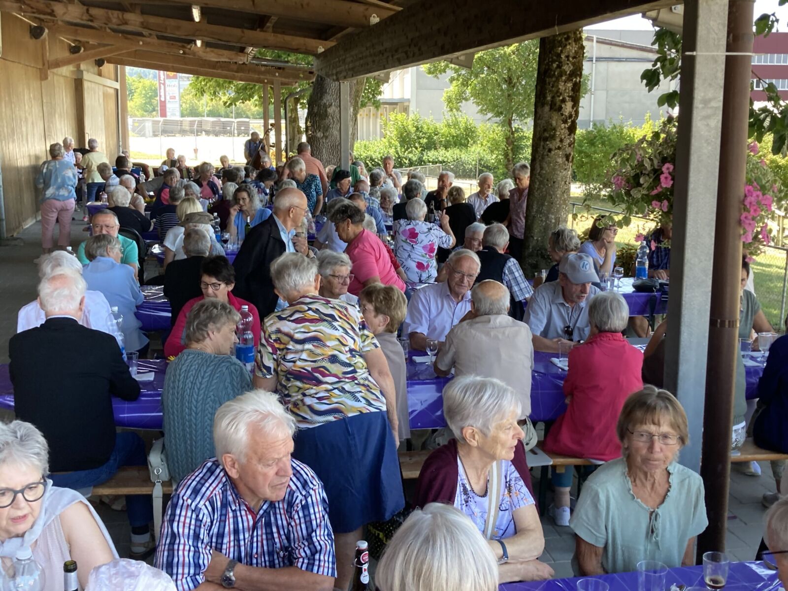 Sommerpicknick – gemütliches Beisammensein Seniorinnen und Senioren beim gemütlichen Sommerpicknick bei der Reithalle