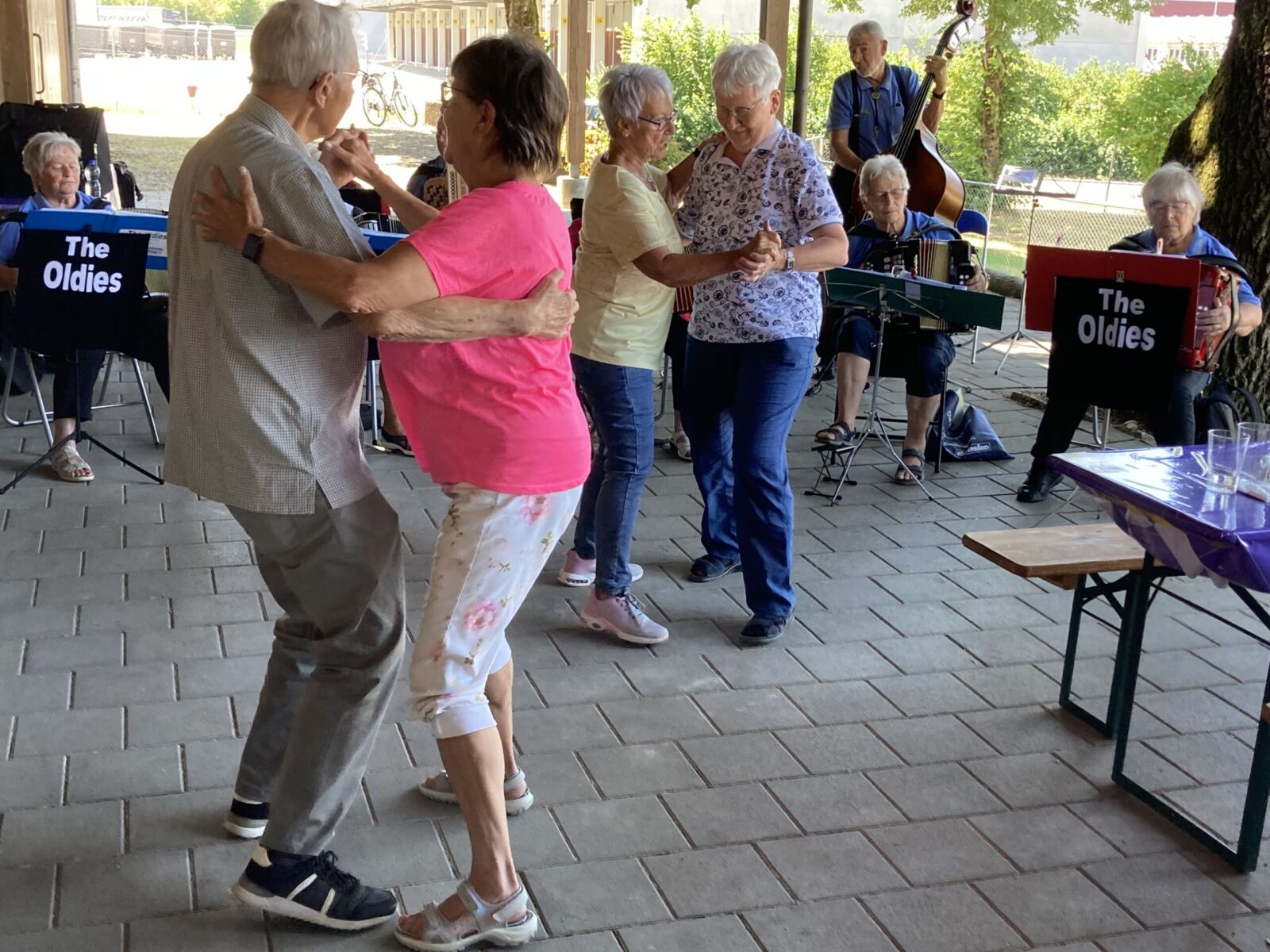 Tanzende Gäste zur Musik von The Oldies beim Sommerpicknick