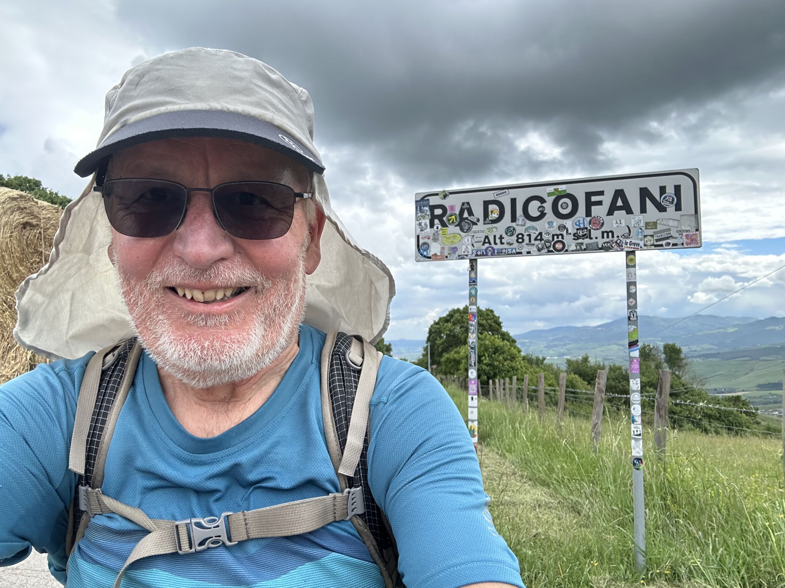 Peter Kunz auf dem Pilgerweg beim Passschild Radicofani